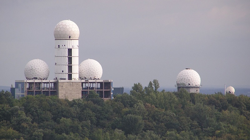 Beispiel für eine typische Abhörstation (hier: auf dem Teufelsberg in Berlin)